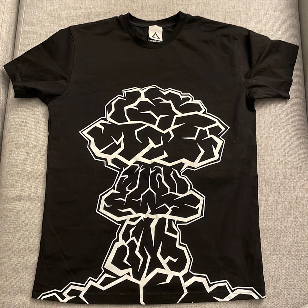 Boutique design black explosion t shirt men size medium
